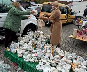 Wcisło buszuje na pchlim targu.