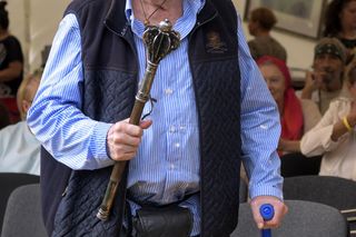 Kowboj o kulach. Tak Olbrychski wraca do zdrowia po operacji