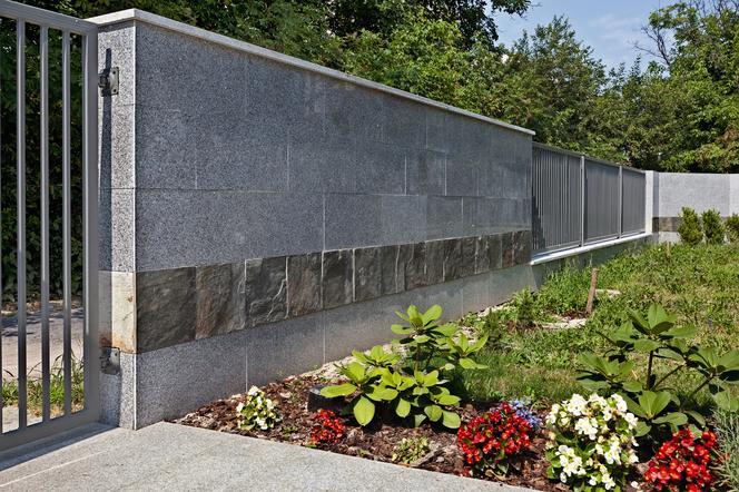 Ogrodzenie z bloczków betonowych oklejonych płytami kamiennymi