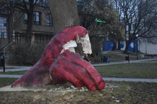 Lublin: W kółko niszczy „Czarcią Łapę”. Furiat rozwalił rzeźbę