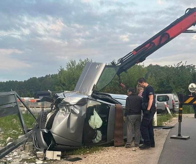 Nastolatek ukradł auto i je rozbił. Uciekł, zanim świadkowie dobiegli do leżącego na boku audi