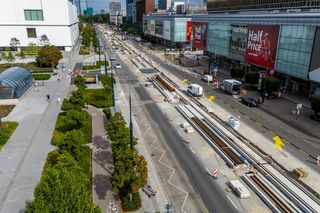 Trwa zielona metamorfoza Marszałkowskiej. Tak remontują torowisko tramwajowe w Śródmieściu