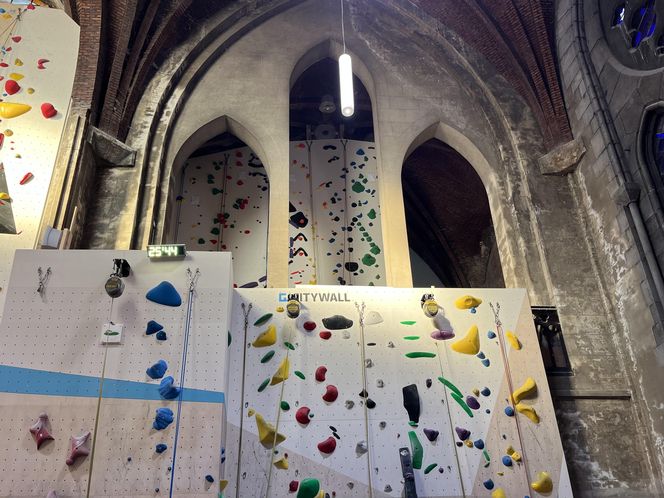 Ścianka wspinaczkowa w kościele św. Antoniego Padewskiego w Brukseli