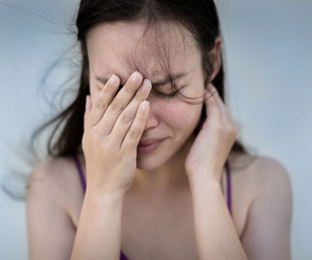 kobieta z bólem głowy