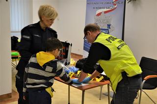 Uczestnicy akcji Bezpieczne ferie z wizytą u sądeckich policjantów