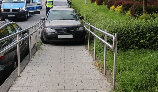 Oświęcim. Kierowca wjechał na podjazd dla niepełnosprawnych. Kuriozalne zachowanie 32-latka