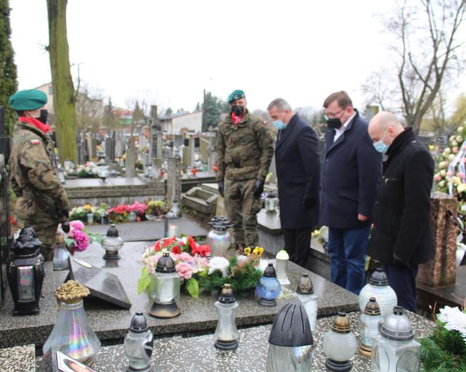 Kwiaty złożono także na grobie szesnastu zamordowanych żołnierzy podziemia niepodległościowego na Cmentarzu Centralnym w Siedlcach