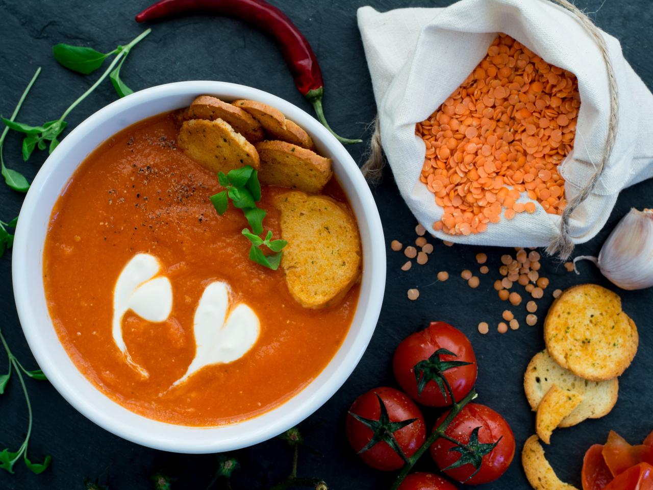 Pomidorówka ze świeżych pomidorów: szybki przepis