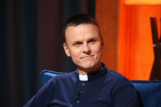Ksiądz otwiera kawiarnię w lokalu po agencji towarzyskiej i wkracza na OnlyFans. Pan Jezus też chodził do prostytutek 