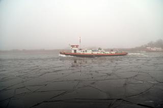 Lodołamacze kruszą lód na Odrze