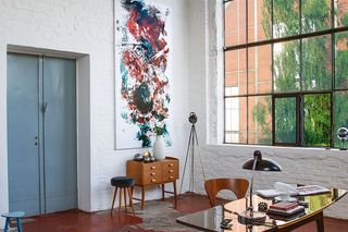 Para artystów urządziła się w dawnej fabryce bombowców. Styl loftowy pełną gębą!