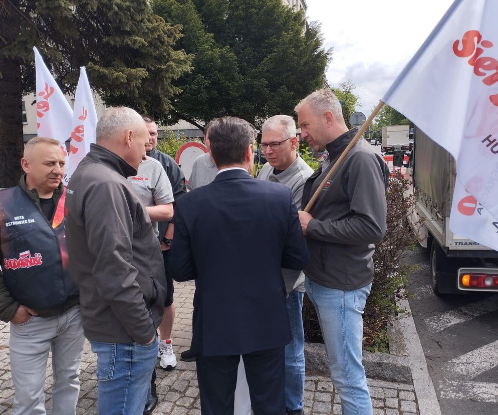 Konferencja prasowa hutników przed Ministerstwem Przemysłu w Katowicach
