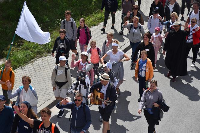 Kielecka Piesza Pielgrzymka maszeruje na Jasną Górę (9 sierpnia 2023)