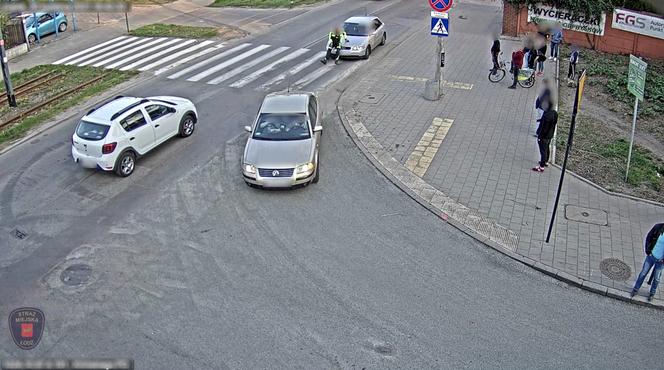 Pijany biegał po ulicy w centrum Łodzi i kopał przejeżdżające samochody. Interweniowali strażnicy miejscy