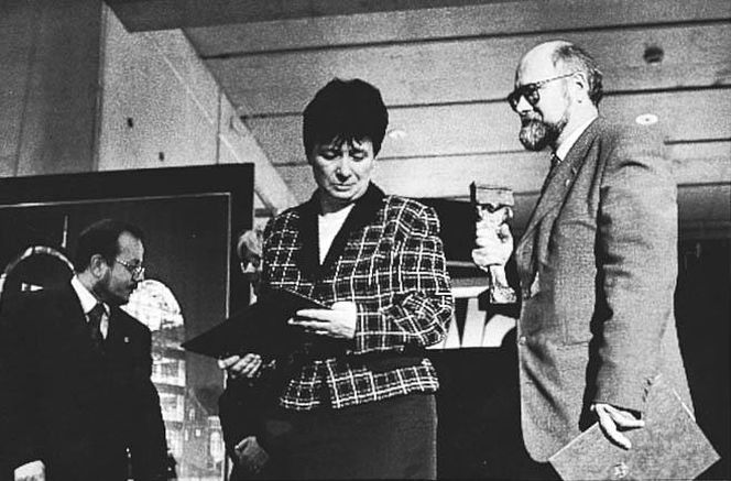 Od lewej: Sławomir Najniger, Teresa Jakutowicz, Jacek Lenart z nagrodą Prezesa Urzędu Mieszkalnictwa i Rozwoju Miast