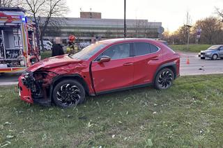 Starsza chciała zawrócić swoim lexusem. Motocyklista nie miał szans jej ominąć