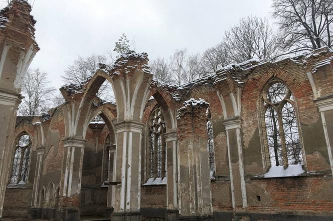 Tajemniczy kościół w Jałówce przyciąga turystów z całej Polski. Co kryją ruiny? [ZDJĘCIA]