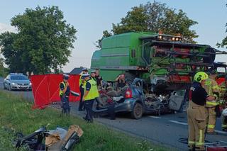 Czołówka osobówki z kombajnem. Jedna osoba nie żyje
