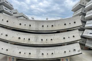 Betonowe elementy do budowy pierścieni tworzących obudowę nowego tunelu na S19