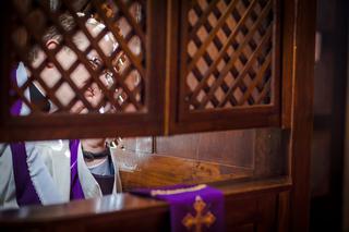 Ksiądz: zarabiam 1500zł miesięcznie, wszystko wydaję w internecie