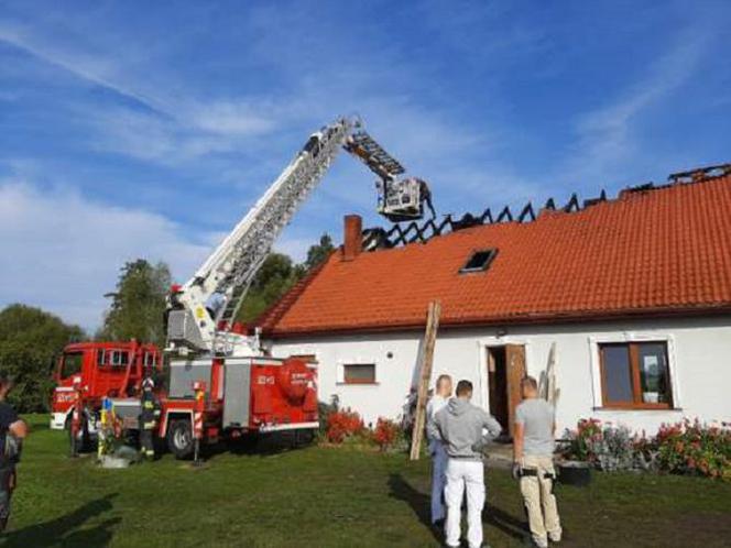 W czwartek przyustąpiono do prac zabezpieczających pokrycie dachowe
