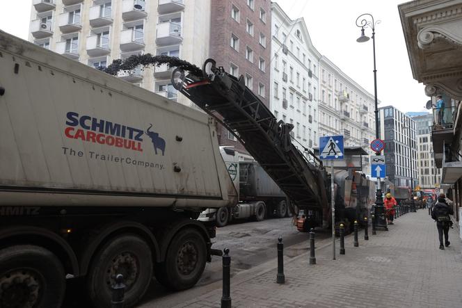 Armagedon w centrum Warszawy. Auta w kolejce do wypisania mandatów! Rozkopują pl. Pięciu Rogów