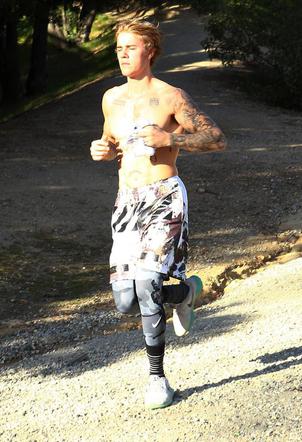 Justin Bieber biega bez koszulki