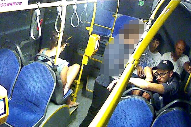 Mężczyzna pobity w autobusie w Krakowie. Grupa osób poszukiwana przez policję