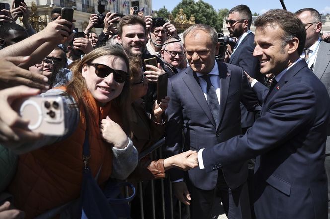 Tusk Macron