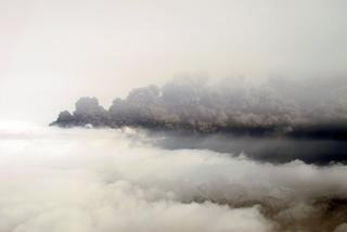 Pył wulkaniczny z wulkanu Eyjafjalla na Islandii  