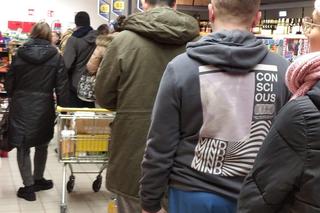 Zakupy na ostatnią chwilę przed świętami. Tak z rana wyglądają piekarnie i supermarkety [ZDJĘCIA]