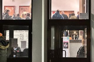 Bunt uczniów w Sulejówku po zwolnieniu dyrektorki. Otoczyli burmistrza, ktoś rozpylił gaz pieprzowy