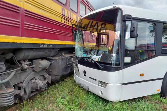 Wypadek na przejeździe kolejowym w powiecie kępińskim - są ranni