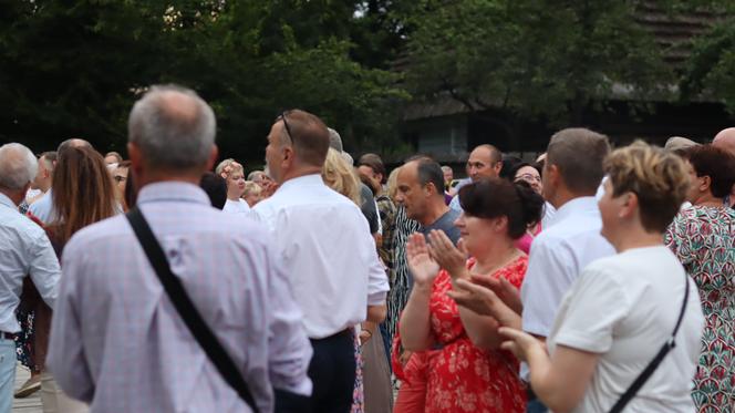 Wirują warkocze i wstążeczki. Tak bawili się lublinianie na potańcówce w skansenie!