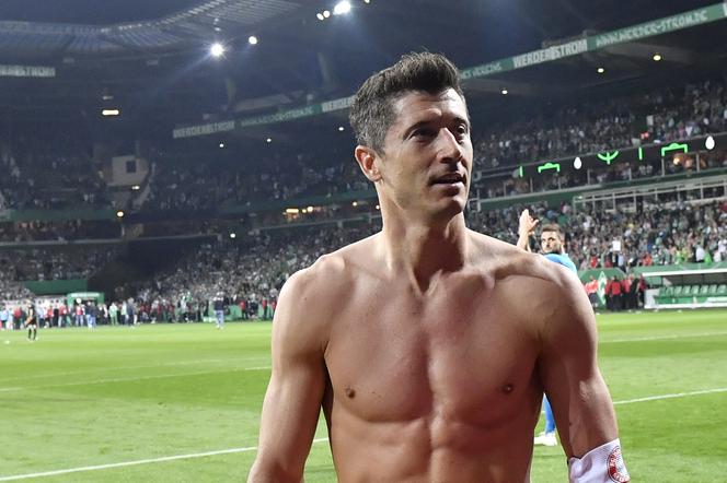 Robert Lewandowski bez koszulki po meczu