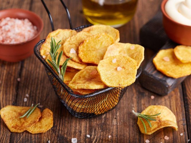 Domowe chipsy w 15 minut? Wybierz ten prosty i szybki przepis i zrób je na patelni 