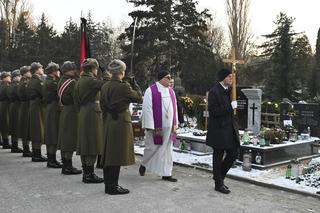 Janusz Michałowski na wózku inwalidzkim na pogrzebie żony