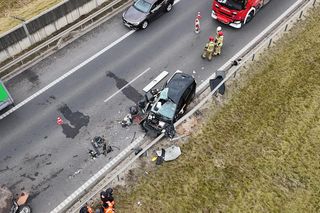 Wjechał Uberem prosto w drogowców. Są ranni