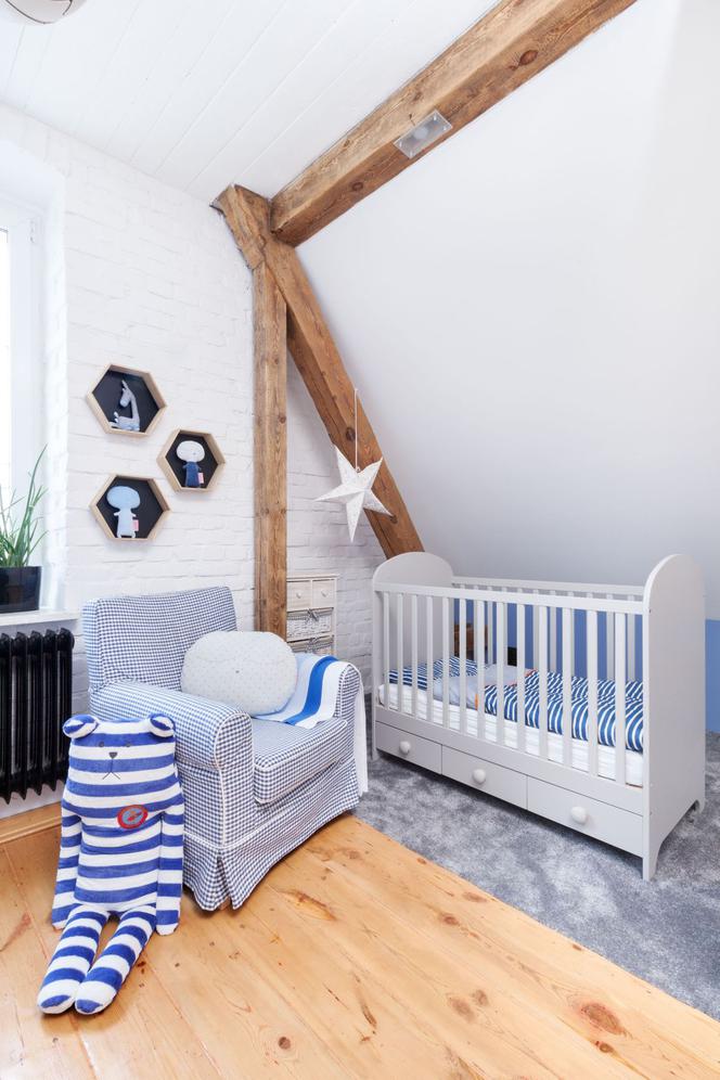 Biało - niebieski pokój niemowlęcia