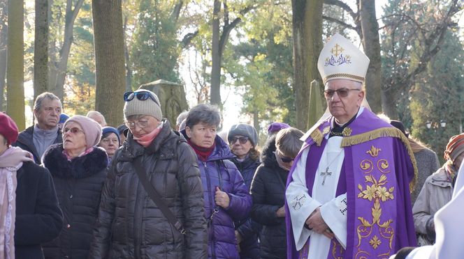 1 listopada na cmentarzu przy ul. Lipowej w Lublinie. Mieszkańcy odwiedzają groby swoich bliskich