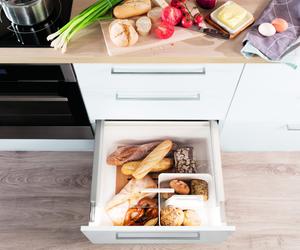 Przechowywanie w kuchni - chlebak w szufladzie