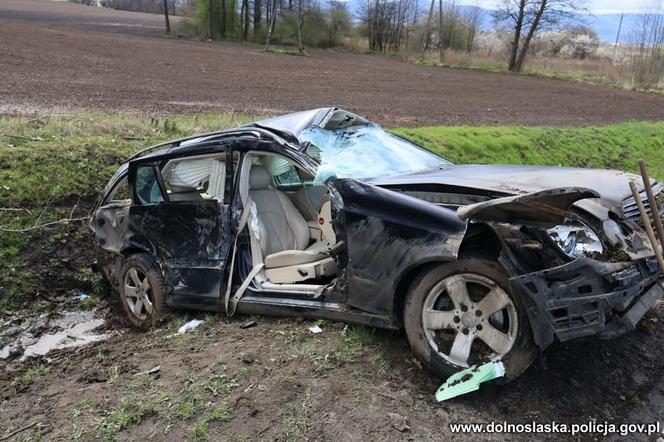 17-latek był zakleszczony w mercedesie. Liczyła się każda sekunda