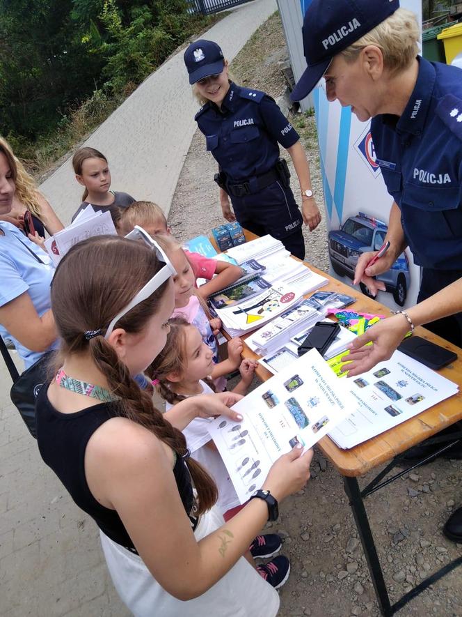 Policjanci nad Jeziorem Rożnowskim przypominali o bezpieczeństwie nad wodą 