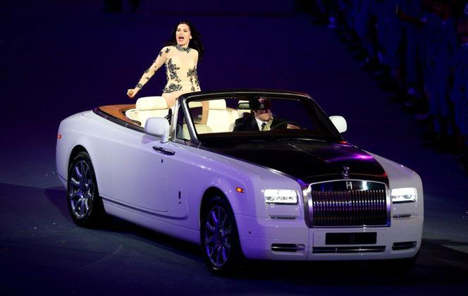 Piosenkarka Jessie J i Rolls-Royce Phantom Series II Drophead Coupe