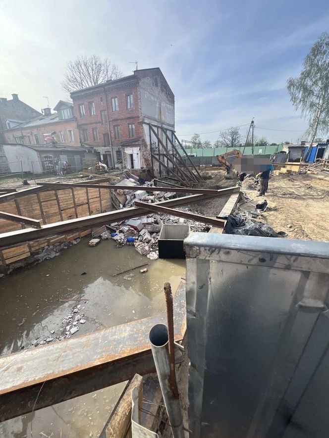 Katastrofa budowlana w Wołominie. Runęła część kamienicy. Koparka pod gruzami!