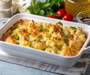 Kalafiorowa rozkosz z boczkiem i serem. Ten przepis zachwyci każdego