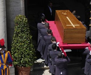 Kondukt żałobny przejechał przez Rzym. Ostatnia droga papieża Franciszka