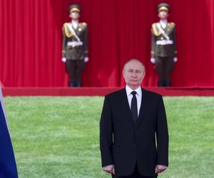 Putin w objęciach Kim Dzong Una! Przyjacielska pogawędka
