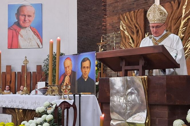 Mszy św. z okazji 45-lecia parafii pw. Ducha Świętego przewodniczył bp Krzysztof Zadarko