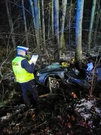 Tragiczny wypadek pod Kościerzyną. 2 osoby nie żyją. Przeżył tylko 12-latek [6.12.2022]